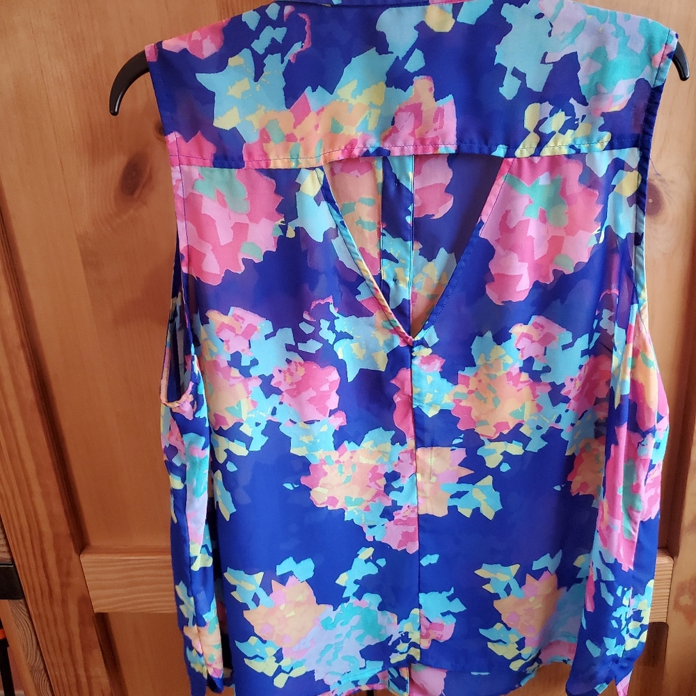 Abstract Button Up - Picture 7 of 8